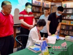 图为程小萍在罗湖书城为深圳读者签名。 作者 陈文 - 中国新闻社广东分社主办