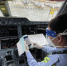 南航GAMECO航线机务工作人员使用手机APP签署电子维修记录。 作者 南方航空供图 - 中国新闻社广东分社主办