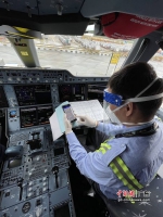 南航GAMECO航线机务工作人员使用手机APP签署电子维修记录。 作者 南方航空供图 - 中国新闻社广东分社主办