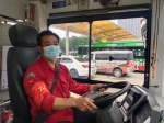 路边小货车突然起火，广州两公交车长携手灭火 - 广东大洋网
