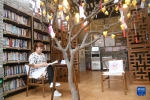 　　5月26日，一位居民在南海区大沥镇凤池社区的读书驿站里看书。新华社记者 卢汉欣 摄 - 新浪广东