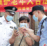 荔湾区公安分局警官向老人家介绍防诈常识。受访者供图 - 中国新闻社广东分社主办