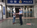 图为民警向李某了解情况并提供食物和水 作者 惠州铁路公安处供图 - 中国新闻社广东分社主办