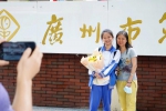 高考结束，广州有中学家长自发给全班师生送鲜花 - 广东大洋网