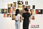 市民观赏摄影展中的作品《母爱》。 作者 陈骥旻 - 中国新闻社广东分社主办