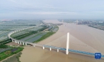 　　南沙港铁路的跨江铁路桥（6月16日摄，无人机照片）。新华社记者 卢汉欣 摄 - 新浪广东