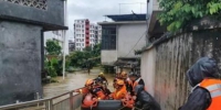 救援人员转移被困民众。　韶关市政府 供图 - 中国新闻社广东分社主办