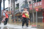 6月19日，英红镇应急救援队安抚并转移受灾儿童。 王小卡 摄 - 中国新闻社广东分社主办