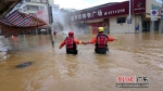 广州消防增援力量运送受困民众的涂总偶遇一木舟着火。 作者 广州消防 - 中国新闻社广东分社主办