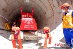 广州地铁三号线东延段21日开始铺轨工程。 作者 温美春 - 中国新闻社广东分社主办