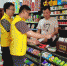 图为惠东县烟草专卖局工作人员为零售户提供“惠烟服务”。 作者 惠东县烟草专卖局供图 - 中国新闻社广东分社主办