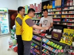图为惠东县烟草专卖局工作人员为零售户提供“惠烟服务”。 作者 惠东县烟草专卖局供图 - 中国新闻社广东分社主办