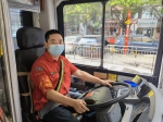 再现45度礼让，公交车“闯红灯”20秒让行救护车 - 广东大洋网