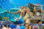 机械巨象“超级猛犸”吸引了众多游客的目光。 作者 邓泳怡 - 中国新闻社广东分社主办