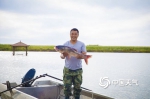 绥滨县渔民展示刚刚捕捞到的大鱼。（图/董立伟） - 新浪广东