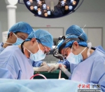 图为医生进行手术。 作者 深卫信 供图 - 中国新闻社广东分社主办