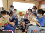 江湛线列车推出“小候鸟”乐园服务 作者 广州客运段供图 - 中国新闻社广东分社主办