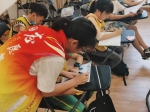 “童心同行”服务队志愿者辅导学生绘画 - 华南师范大学