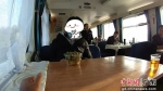 图为广东惠州铁路公安处乘警安抚失恋欲轻生男子。 作者 惠州铁路公安处 供图 - 中国新闻社广东分社主办