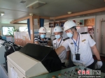 潮州海事局执法人员检查船舶无线电设备。潮州海事局供图 - 中国新闻社广东分社主办