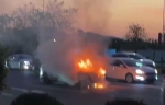 广州增城一小汽车突然自燃，关键时刻警民合力扑灭火势 - 广东大洋网