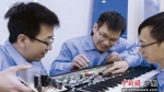 工作人员在研究电子乐器 作者 通讯员 供图 - 中国新闻社广东分社主办