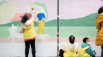 “同绘文明 图说养犬” 许钦松艺术基金会走入师好巷社区开展墙绘活动 - 新浪广东