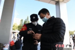 图为惠州铁路公安处值勤民警引导旅客扫码。 作者 张科军 摄 - 中国新闻社广东分社主办