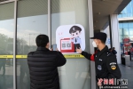 图为惠州铁路公安处值勤民警在惠州站进站口引导旅客扫码。 作者 张科军 摄 - 中国新闻社广东分社主办