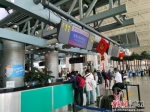 白云机场航站楼内旅客正在办理值机手续 作者 郭军 - 中国新闻社广东分社主办