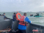 救援人员正在对落水人员进行施救 作者 东澳派出所供图 - 中国新闻社广东分社主办