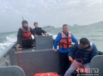 救援人员正在海上搜寻落水人员 作者 东澳派出所供图 - 中国新闻社广东分社主办