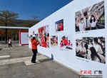 图为“美丽中国·最美志愿者”全国摄影大展现场。 作者 朱族英 - 中国新闻社广东分社主办