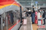 列车抵达广州南站，旅客有序下车 丘铨力 摄 - 中国新闻社广东分社主办