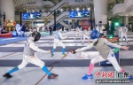 图为“福田杯”雷声击剑公开赛选手在比赛中。 作者 彭志刚 - 中国新闻社广东分社主办