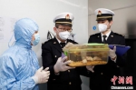 海关关员对输港实验动物开展监管 黄妙双 摄 - 中国新闻社广东分社主办