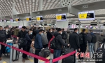 图为深圳-金边首航旅客正在办理值机。 作者 于菲 - 中国新闻社广东分社主办