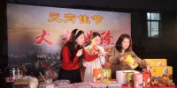 图为惠州“新农人”元宵节直播销售农产品。 作者 王建桥 摄 - 中国新闻社广东分社主办