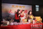 图为惠州“新农人”元宵节直播销售农产品。 作者 王建桥 摄 - 中国新闻社广东分社主办