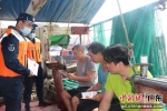 海警执法员向渔民宣传《海警法》。 - 中国新闻社广东分社主办