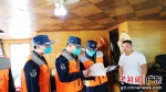 海警执法员正在检查船舶证书。 - 中国新闻社广东分社主办