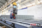 模板加工厂的女子装卸工正在进行铝模板分拣作业 作者 陈骥旻 - 中国新闻社广东分社主办