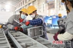 模板加工厂的女子装卸工正在进行铝模板分拣作业 作者 陈骥旻 - 中国新闻社广东分社主办