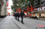 广州特警在北京路步行街巡逻执勤。　广东省公安厅 供图 - 中国新闻社广东分社主办