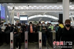 清明假期，旅客在广州南站乘车。 作者 黄惠萍 - 中国新闻社广东分社主办