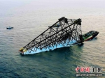 图为俯瞰陆丰12-3深水导管架海上安装。 作者 任涛 摄 - 中国新闻社广东分社主办