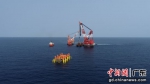 图为俯瞰陆丰12-3深水导管架海上安装。 作者 任涛 摄 - 中国新闻社广东分社主办