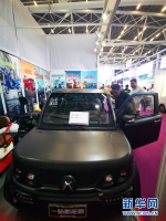 　　4月15日，海外采购商体验驾驶新能源汽车。新华网 卢鉴 摄 - 新浪广东