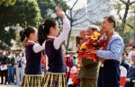 　　广州的新时代好少年向抗美援朝老战士敬礼献花，革命薪火代代相传。（受访者供图）在青少年心中播下“红色种子” - 新浪广东