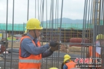 建设工人正在奋力工作 作者 邓迪 - 中国新闻社广东分社主办